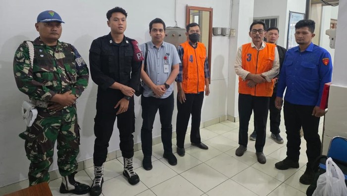 Lurah dan Carik Bohol yang menjadi tersangka dugaan kasus korupsi saat di Kejari Gunungkidul.