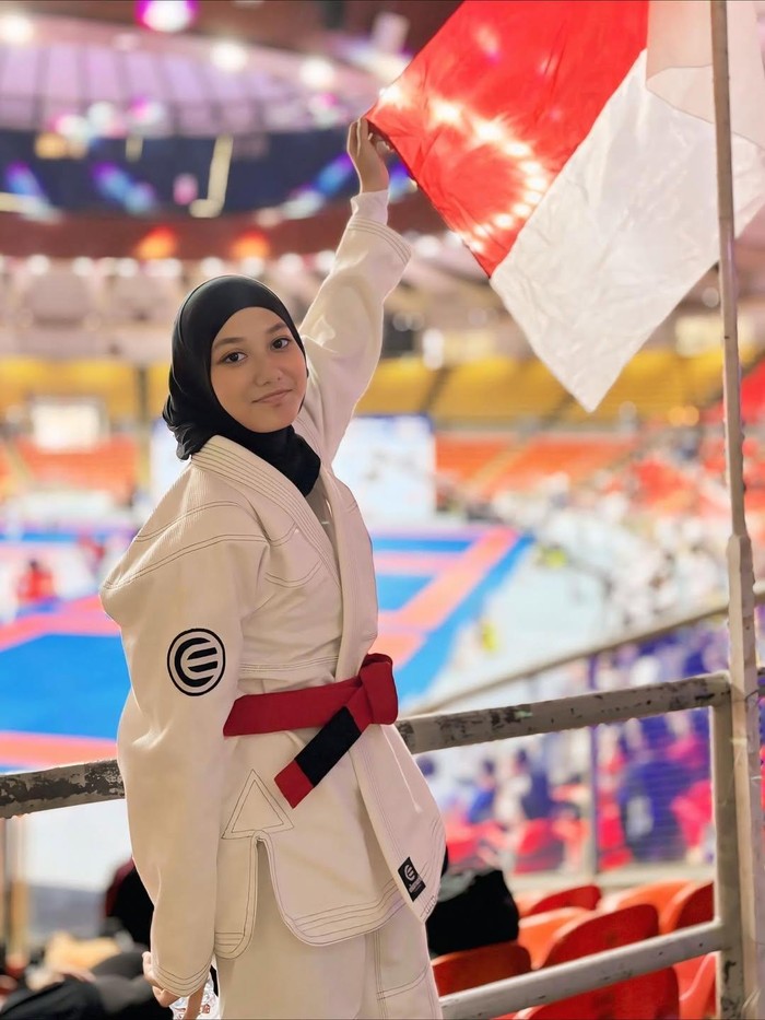 Anak Lyra Virna, Queisha Nahla Bachmid, ikut kejuaraan jujitsu internasional.
