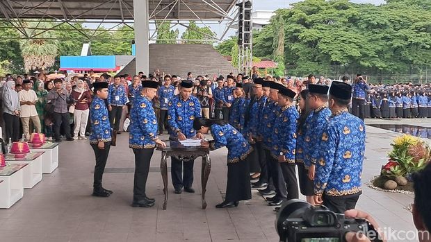 Penyerahan SK PPPK tahap II formasi 2024 dan PPPK paruh waktu formasi 2025 di tribune Lapangan Karebosi, Jalan Ahmad Yani, Jumat (14/11/2025).