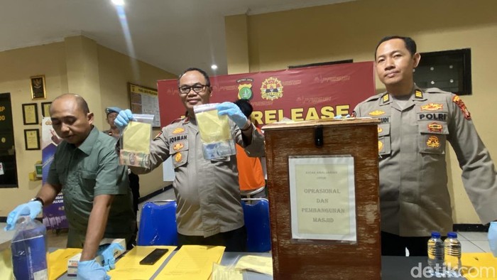 Maling Kotak Amal Modus Pecah Kaca Masjid di Depok Ditangkap (Devi/detikcom).