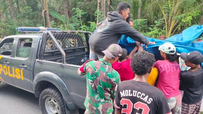 Mayat pria tanpa identitas ditemukan tergeletak di Pesisir Pantai Kabupaten Maluku Tengah, Maluku.