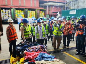 Baju Impor Rp 112 Miliar Dibakar!