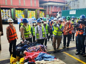 Baju Impor Rp 112 Miliar Dibakar!