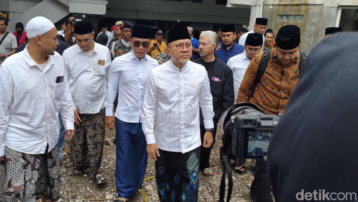 Menko Bidang Pangan Zulkifli Hasan silaturahmi ke Ponpes Al-Khoziny, Buduran, Sidoarjo didampingi Gus Miftah.