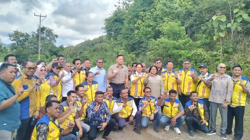 Menko IPK, Agus Harimurti Yudhoyono (AHY), bersama rombongan meninjau proyek Jalan Lintas Utara Flores di Kecamatan Boleng, Manggarai Barat, NTT, Jumat (14/11/2025) sore. (Foto: Ambrosius Ardin/detikBali)