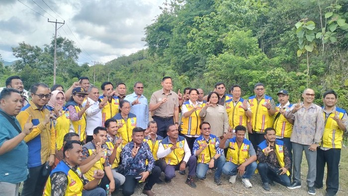 Menko IPK, Agus Harimurti Yudhoyono (AHY), bersama rombongan meninjau proyek Jalan Lintas Utara Flores di Kecamatan Boleng, Manggarai Barat, NTT, Jumat (14/11/2025) sore. (Foto: Ambrosius Ardin/detikBali)