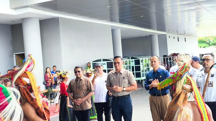 Menko IPK AHY, Menteri Transmigrasi Iftitah Sulaiman Suryanegara, dan Menteri Ekonomi Kreatif Teuku Riefky Harsya disambut secara adat Manggarai di Bandara Internasional Komodo Labuan Bajo, Jumat (14/11/2025) (Dok. Kominfo Manggarai Barat)