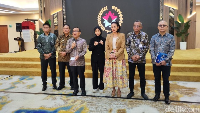 Menko PMK Pratikno pimpin rapat lintas kementerian di Kemenko PMK, Jumat (14/12/2025).