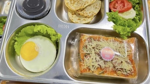 Menu MBG berisi junk food roti pizza yang disajikan SPPG Rabadompu di Kecamatan Raba, Kota Bima, NTB, Jumat, (14/11/2025). (Istimewa)