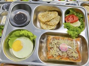 SPPG di Bima Sajikan Junk Food untuk Menu MBG, Ortu Siswa: Emang Bisa?