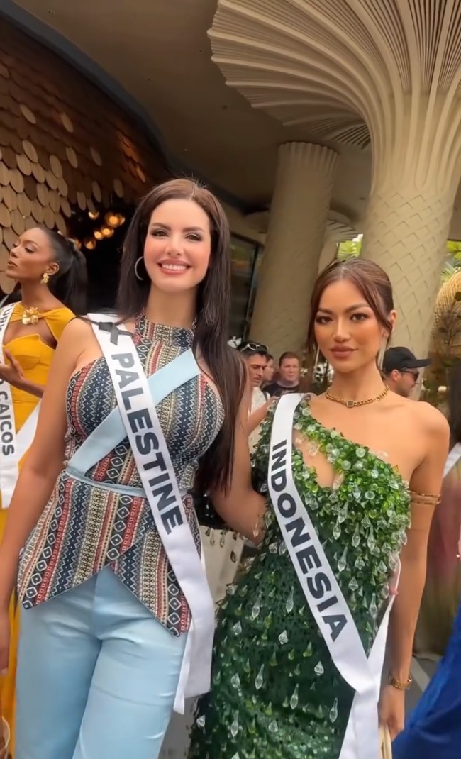 Setelah istirahat dan minum obat, Sanly pun back in action. Dia kembali mengikuti rangkaian acara Miss Universe bersama kontestan lainnya, termasuk Miss Palestine Nadeen Ayoub. Foto: Instagram/@sanlyliuu