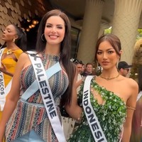 Setelah istirahat dan minum obat, Sanly pun back in action. Dia kembali mengikuti rangkaian acara Miss Universe bersama kontestan lainnya, termasuk Miss Palestine Nadeen Ayoub. Foto: Instagram/@sanlyliuu
