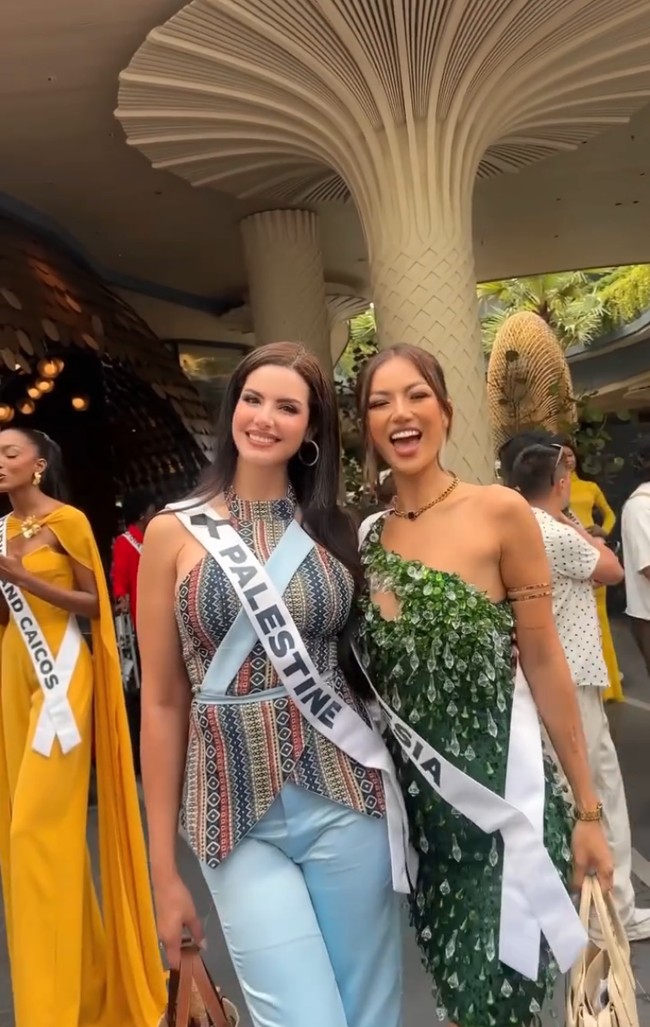 Keduanya terlihat akrab, tampak berpose bersama sambil menebar senyum ke arah kamera. “Sisterhood beyond lands @nadeen.m.ayoub,” tulisnya pada caption video, di mana ia tampak mengenakan gaun asimetris warna hijau bertabur kristal dan payet. Foto: Instagram/@sanlyliuu