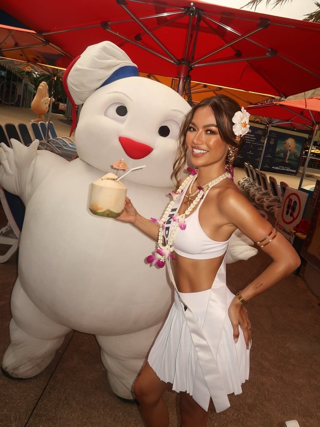 Untuk sesi latihan dan syuting, pengusaha yang berdomisili di Bali ini mengenakan sports bra dan rok lipit putih. Rambutnya tampak disanggul acak dengan poni panjang yang membingkai wajah cantiknya. Foto: Instagram/@sanlyliuu