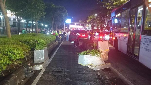 Mobil Chery Tiggo Cross menabrak planter box di Jalan Sudirman, Jakarta Selatan, Kamis (13/11/2025)