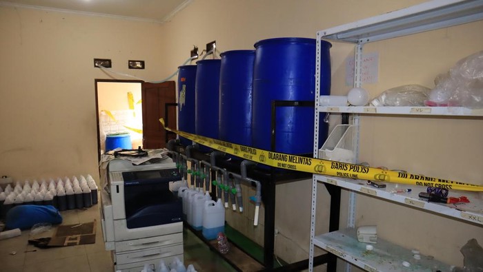 Polisi Gerebek Pabrik Sabun Cair Palsu Jiplak Merek Terkenal di Bekasi