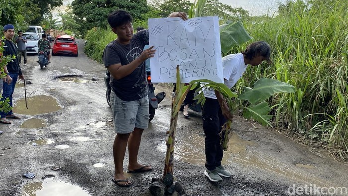 Warga menanam pohon pisang di jalan rusak poros Kecamatan Bacukiki, Kota Parepare, Sulawesi Selatan (Sulsel).
