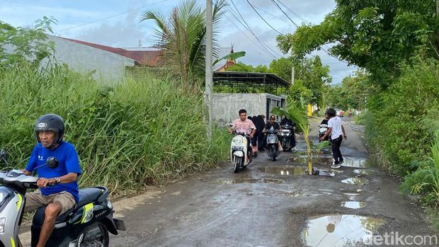 Parepare Warga menanam pohon pisang di jalan rusak poros Kecamatan Bacukiki, Kota Parepare, Sulawesi Selatan (Sulsel).