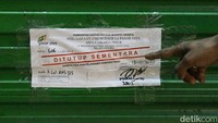 Ada beberapa kios yang akhirnya disegel oleh petugas sampai adanya penyelesaian administrasi.