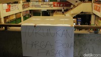 Poster berisi seruan protes dari pedagang. Kenaikan harga sewa ini terjadi di tengah rencana revitasilasi Pasar Pramuka.