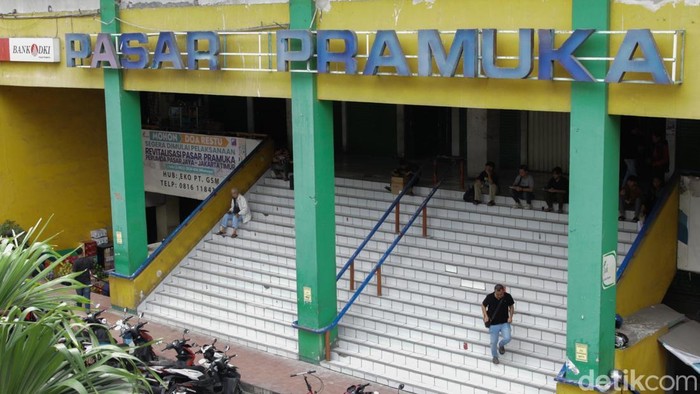 Suasana kegiatan perdagangan di Pasar Pramuka, Jakarta, Jumat (14/11/2025).