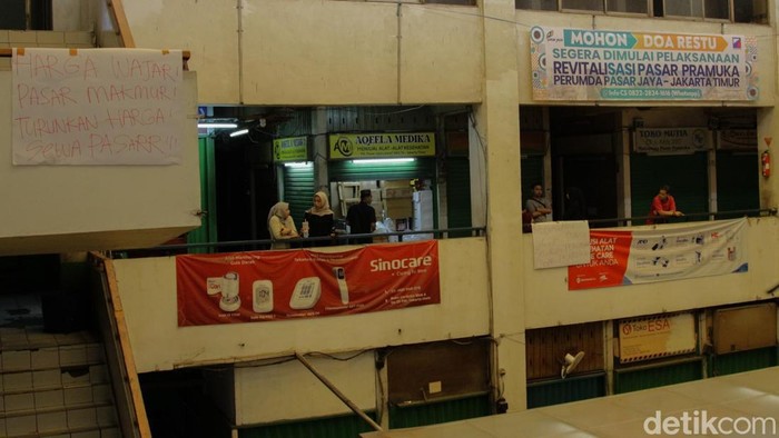 Suasana kegiatan perdagangan di Pasar Pramuka, Jakarta, Jumat (14/11/2025).