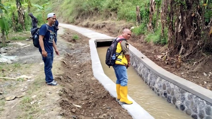 Pekerjaan peningkatan jaringan irigasi permukaan (PJIP 14) di Cibagong, Desa Parakanlima, Cikembar, dilakukan Dinas PU Sukabumi untuk memperkuat ketahanan pangan