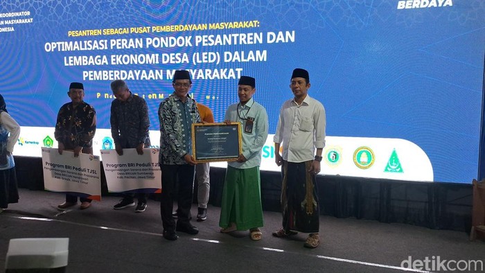 Pelaksanaan program Optimalisasi Peran Pondok Pesantren dan Lembaga Ekonomi Desa” di Lamongan.
