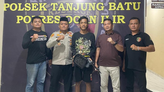 Pelaku pengancaman dan perusakan mobil warga Ogan Ilir saat ditangkap polisi.
