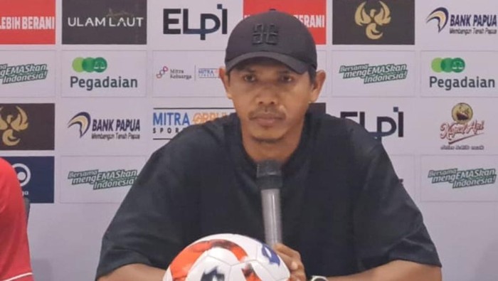 Pelatih Ricardo Salampessy dalam salah satu sesi jumpa pers.