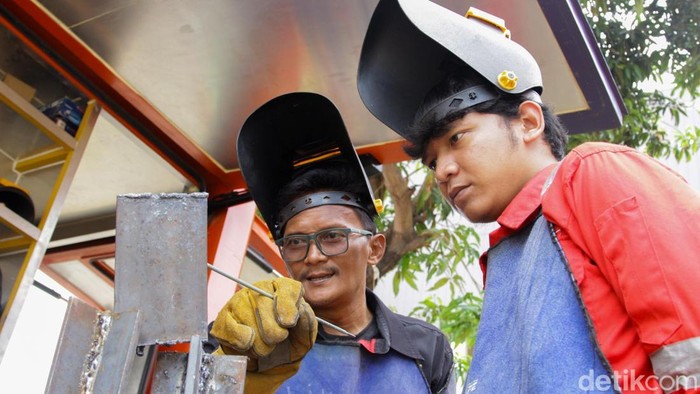 Peserta mengikuti sesi pelatihan teknik las dalam program Mobile Training Unit di Gelanggang Remaja Matraman, Jakarta, Jumat (14/11/2025). Pelatihan MTU diselenggarakan PPKD Jakarta Timur untuk meningkatkan kompetensi teknis warga.