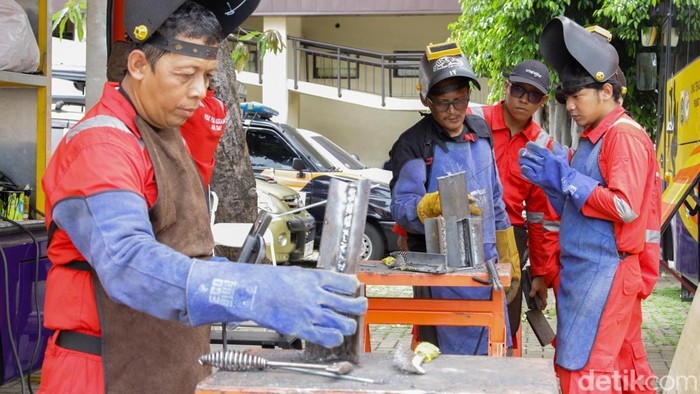 Peserta mengikuti sesi pelatihan teknik las dalam program Mobile Training Unit di Gelanggang Remaja Matraman, Jakarta, Jumat (14/11/2025). Pelatihan MTU diselenggarakan PPKD Jakarta Timur untuk meningkatkan kompetensi teknis warga.