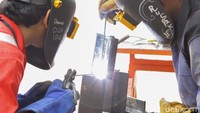 Peserta mempraktikkan teknik las dalam pelatihan MTU. Program ini membekali warga dengan keahlian teknis yang dibutuhkan dunia kerja.