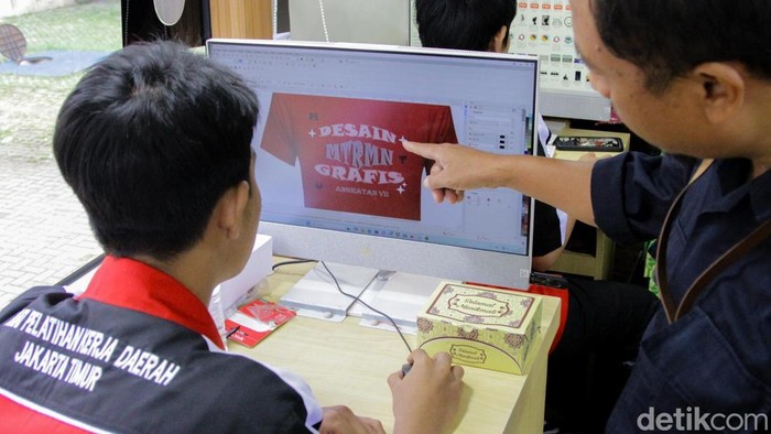 Peserta mengikuti sesi pelatihan teknik las dalam program Mobile Training Unit di Gelanggang Remaja Matraman, Jakarta, Jumat (14/11/2025). Pelatihan MTU diselenggarakan PPKD Jakarta Timur untuk meningkatkan kompetensi teknis warga.