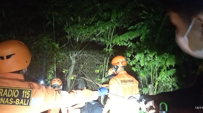 Proses evakuasi pemancing tanpa identitas di Embung Sanur, Denpasar, Kamis (13/11/2025). Humas SAR Denpasar