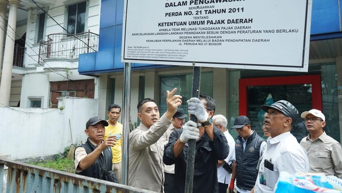 Pemasangan plang penunggak pajak di Kota Bogor
