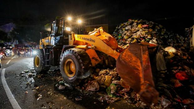 Pembersihan gunungan sampah di Gunung Batu Bandung Pembersihan gunungan sampah di Gunung Batu Bandung