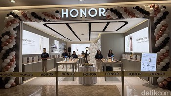 Suasana Honor Experience Store Emporium Pluit Mall sebelum diresmikan. Ini adalah toko offline keempat yang dibuka Honor di Indonesia sejak comeback awal tahun ini. Foto: Virgina Maulita Putri/detikINET