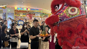 Peresmian Honor Experience Store Emporium Pluit Mall diawali dengan pertunjukan barongsai yang heboh. Terlihat penampil barongsai memberikan persembahan untuk Representative of Honor Indonesia Norman Zhou. Foto: Virgina Maulita Putri/detikINET