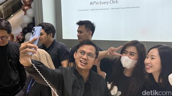 Pengunjung menjajal kemampuan kamera selfie Honor 400 series. Foto: Virgina Maulita Putri/detikINET