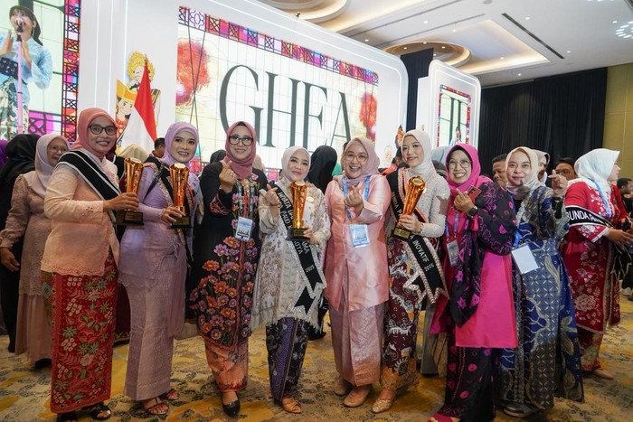 Pemerintah Kota (Pemkot) Surabaya meraih penghargaan Wiyata Dharma Utama dalam acara Puncak Apresiasi Bunda PAUD Tingkat Nasional 2025 di Jakarta, pada Kamis (13/11/2025).