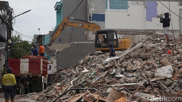 Penampakan Terkini Rumah Sahroni yang Dibongkar Pekerja melakukan pembongkaran rumah milik anggota DPR RI nonaktif Ahmad Sahroni di Kebon Bawang, Tanjung Priok, Jakarta Utara, Jumat (14/11/2025).