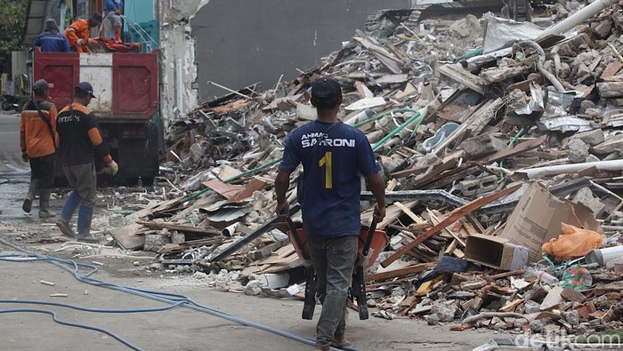 Pekerja melakukan pembongkaran rumah milik anggota DPR RI nonaktif Ahmad Sahroni di Kebon Bawang, Tanjung Priok, Jakarta Utara, Jumat (14/11/2025).