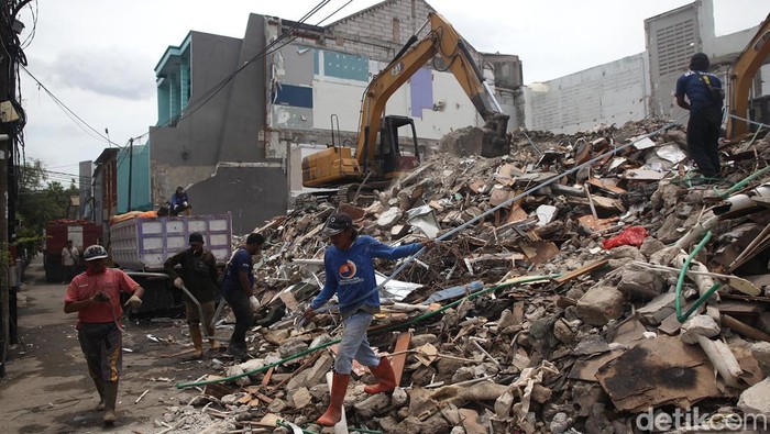 Pekerja melakukan pembongkaran rumah milik anggota DPR RI nonaktif Ahmad Sahroni di Kebon Bawang, Tanjung Priok, Jakarta Utara, Jumat (14/11/2025).