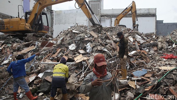 Pekerja melakukan pembongkaran rumah milik anggota DPR RI nonaktif Ahmad Sahroni di Kebon Bawang, Tanjung Priok, Jakarta Utara, Jumat (14/11/2025).