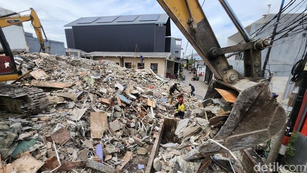 Penampakan Terkini Rumah Sahroni yang Dibongkar Pekerja melakukan pembongkaran rumah milik anggota DPR RI nonaktif Ahmad Sahroni di Kebon Bawang, Tanjung Priok, Jakarta Utara, Jumat (14/11/2025).