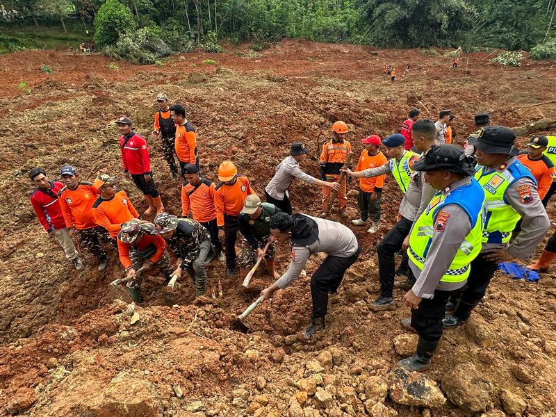 Pencarian korban longsor di Cilacap