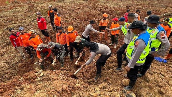 Pencarian korban longsor di Cilacap