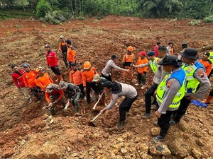 Tanah Masih Bergerak, Warga di Zona Rawan Longsor Cilacap Dievakuasi