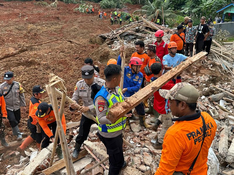Pencarian korban longsor di Cilacap